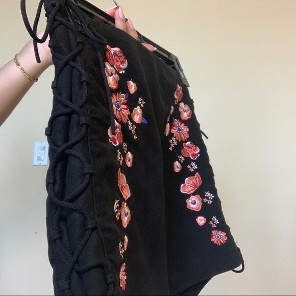 H&M floral skirt  *fits like a size 2* - Picture 2 of 3